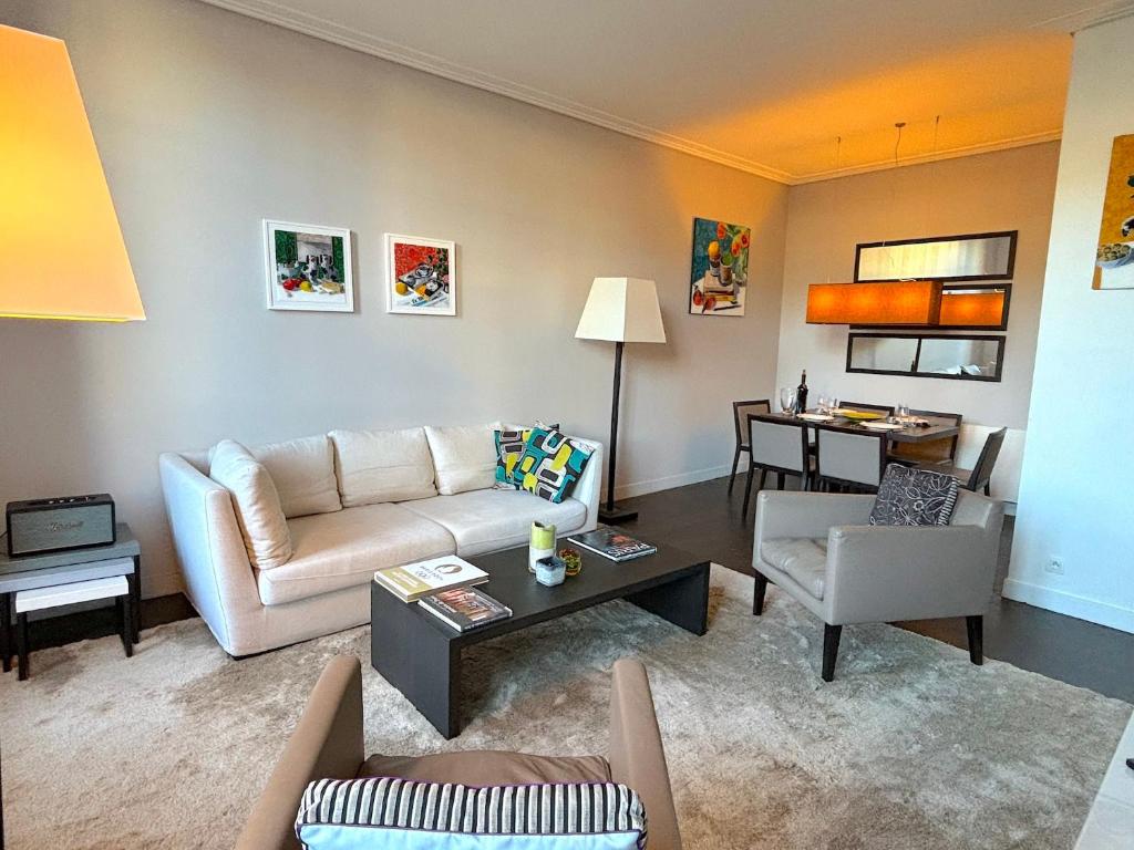 un salon avec un canapé et une table dans l'établissement L'appartement des Archives, à Paris