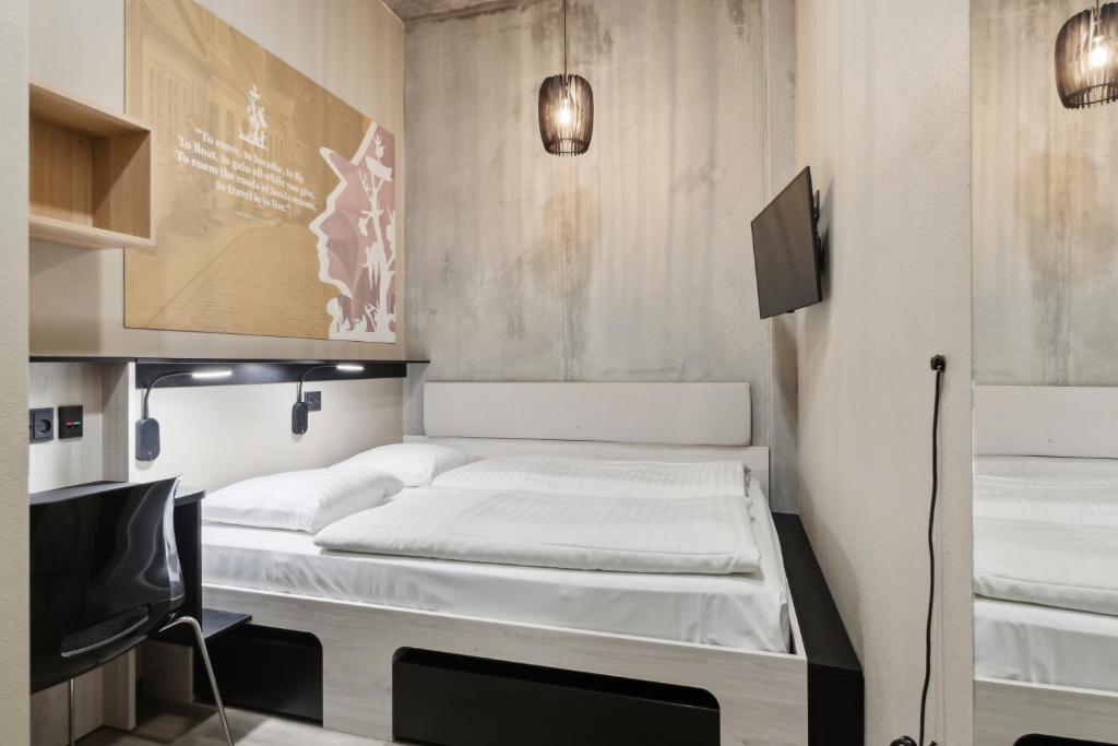 Postel nebo postele na pokoji v ubytování Fyrtøjet - A quiet windowless city hotel