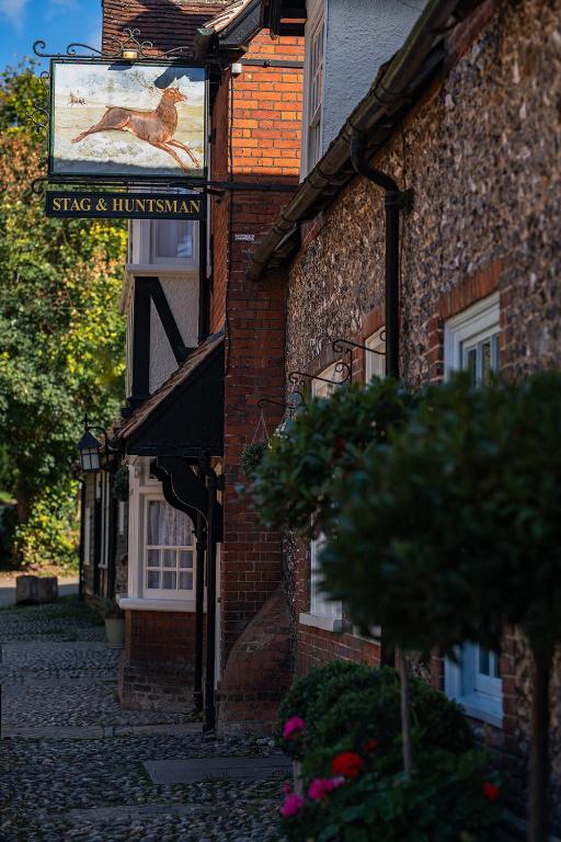 un cartello sul lato di un edificio in mattoni di The Stag and Huntsman at Hambleden a Henley on Thames