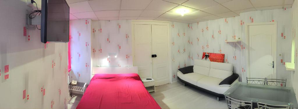 Posteľ alebo postele v izbe v ubytovaní Studio charmant à Néris-les-Bains - 25 m² avec terrasse