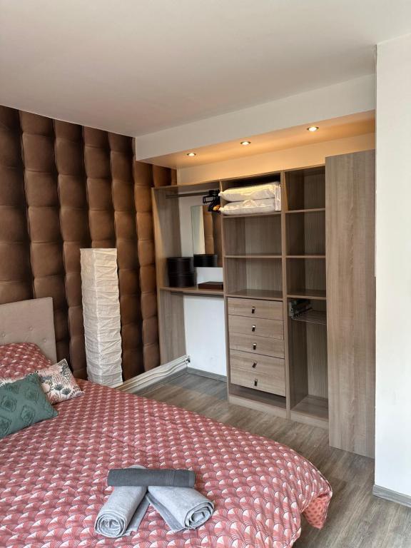 une chambre avec un lit avec deux serviettes dessus dans l'établissement Appartement hyper-centre Stella, à Dunkerque
