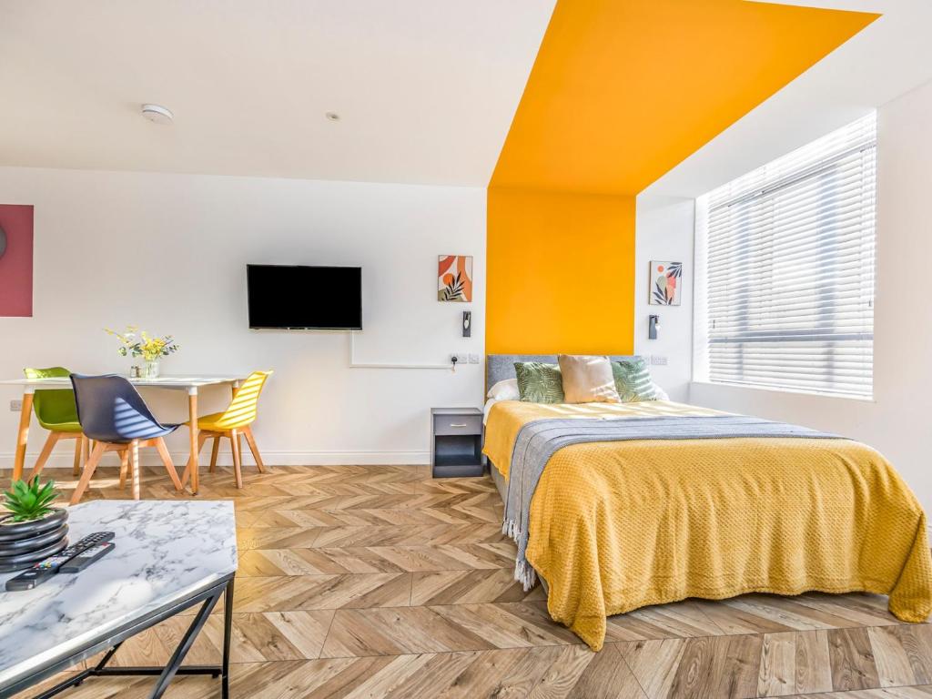 Ένα ή περισσότερα κρεβάτια σε δωμάτιο στο Central Modern Studio Apartment