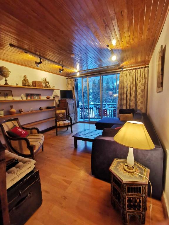 un salon avec un canapé et une table dans l'établissement Grand appartement 4 pers, face aux pistes, à La Salle Les Alpes