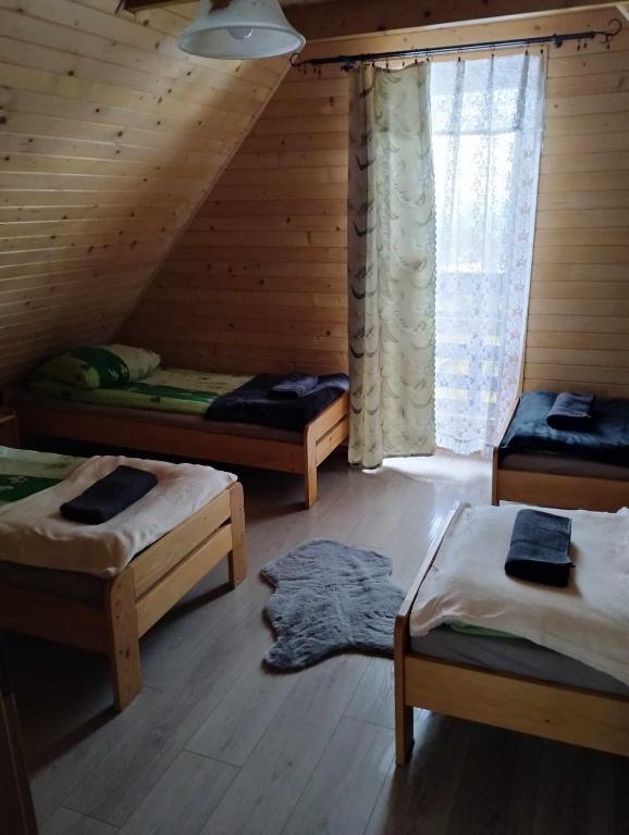 Posteľ alebo postele v izbe v ubytovaní Domki Karczma Zbójnicka