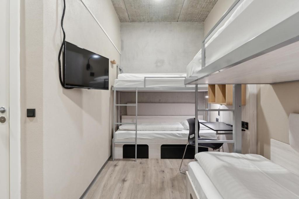 Postel nebo postele na pokoji v ubytování Fyrtøjet - A quiet windowless city hotel