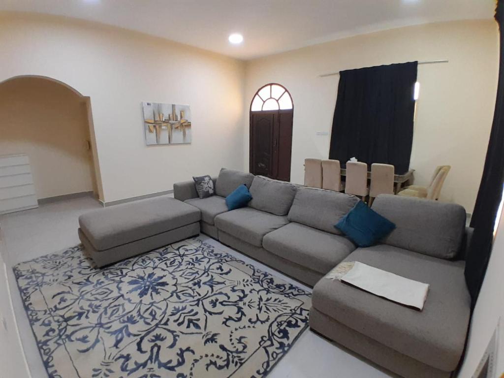 una sala de estar con un sofá y una alfombra en EK Villa, en Ras al Khaimah