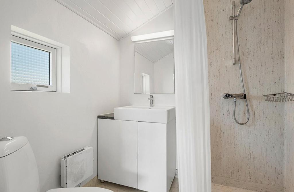 bagno bianco con lavandino e doccia di First Camp Holbæk Fjord a Holbæk