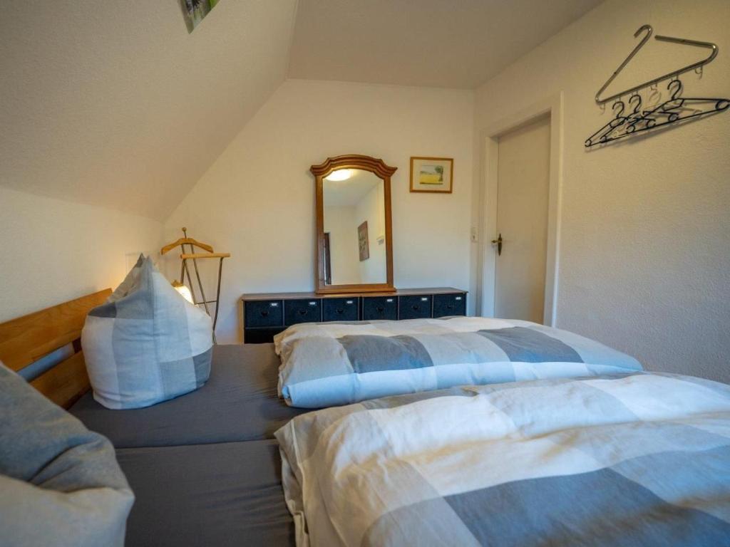 Postel nebo postele na pokoji v ubytování 194 Fewo Dat LütjeHuus mit Dachterrasse im ersten Stock