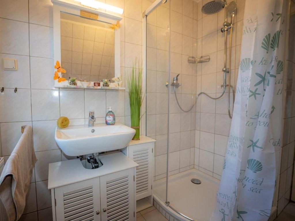 Koupelna v ubytování 194 Fewo Dat LütjeHuus mit Dachterrasse im ersten Stock