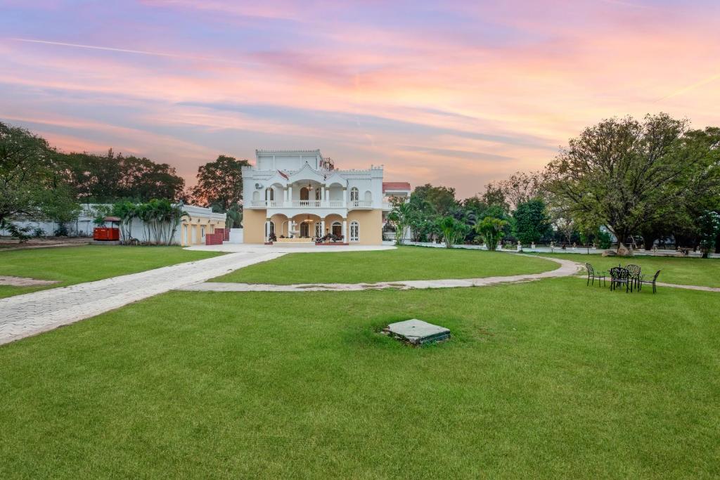 Zahrada ubytování 7BHK Indrakshi Villa