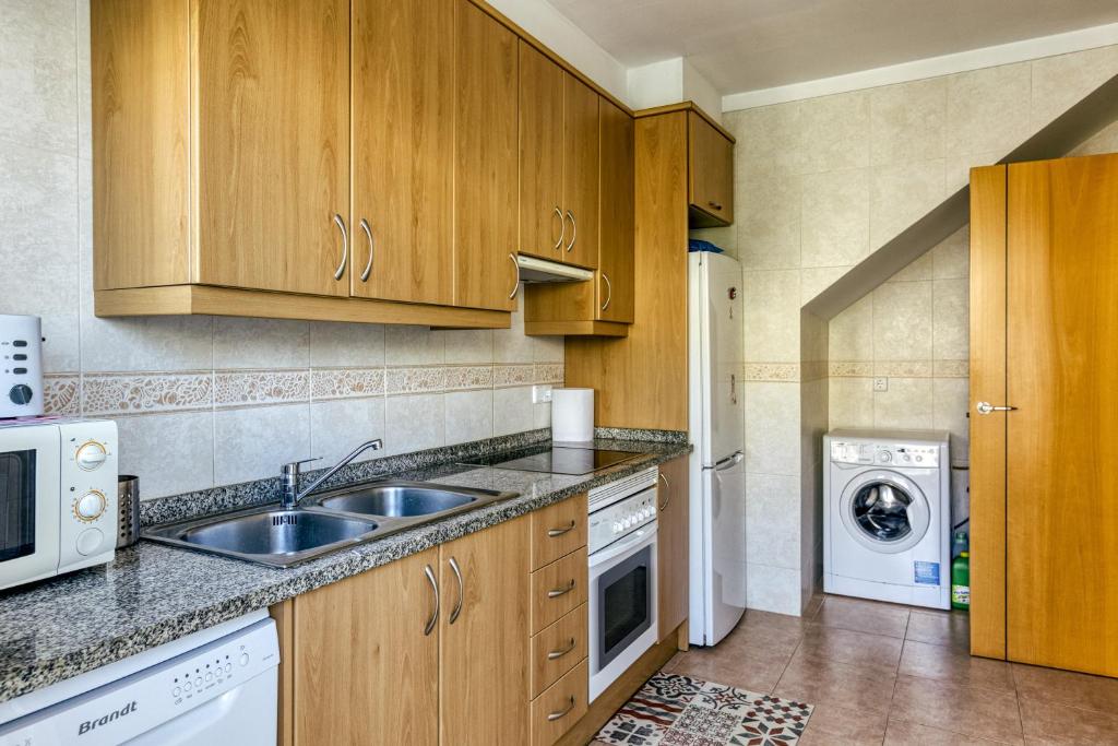 Kuchyňa alebo kuchynka v ubytovaní Villa Romaní, con piscina