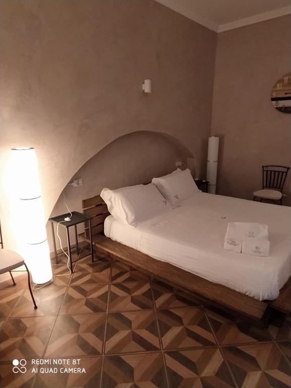 a bedroom with a bed and a lamp in a room at Al Console Depandance con jacuzzi per coppia in Monopoli