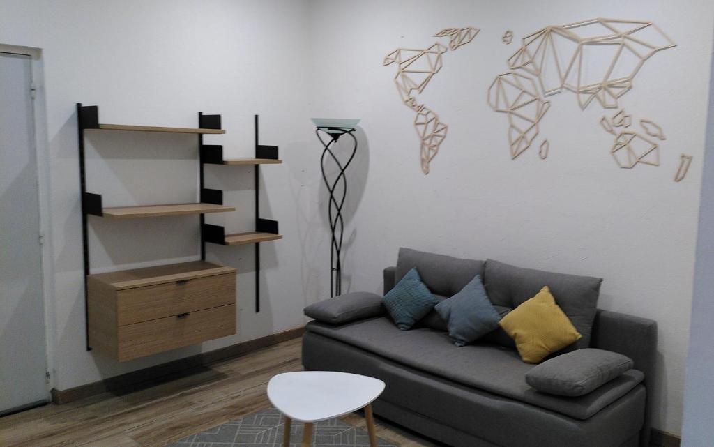ein Wohnzimmer mit Sofa und Tisch in der Unterkunft RDC cosy en centre ville in Narbonne
