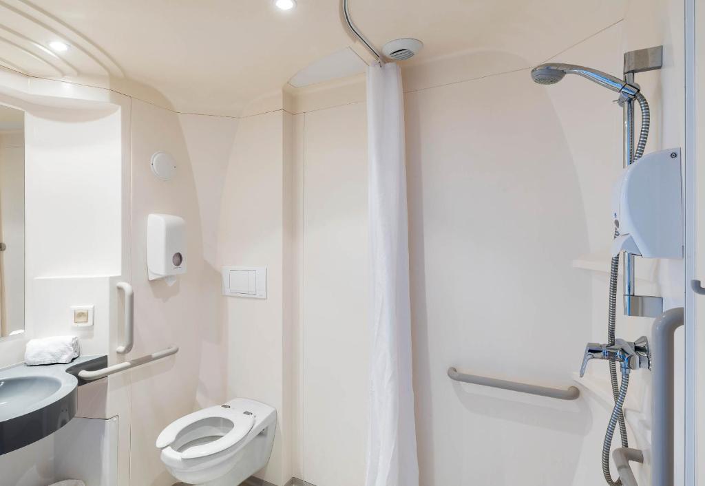 B&B HOTEL Laval Ouest - Double Room - Disability Access