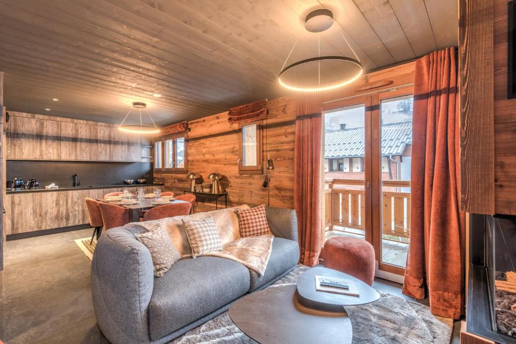 un salon avec un canapé et une table dans l'établissement Appartement Oaken - Welkeys, à Megève