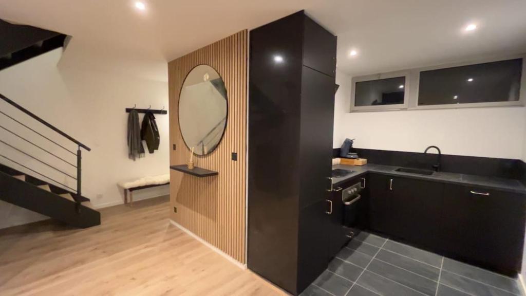 a bathroom with a sink and a mirror on the wall at Maison cozy proche centre ville in Orvault