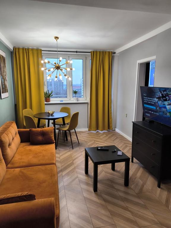 Televízia a/alebo spoločenská miestnosť v ubytovaní Tabago Studio 4 Katowice Superjednostka
