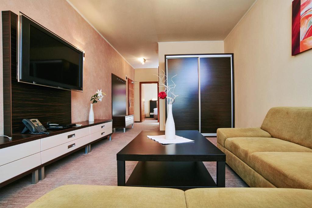 TV a/nebo společenská místnost v ubytování Privilege Apartments