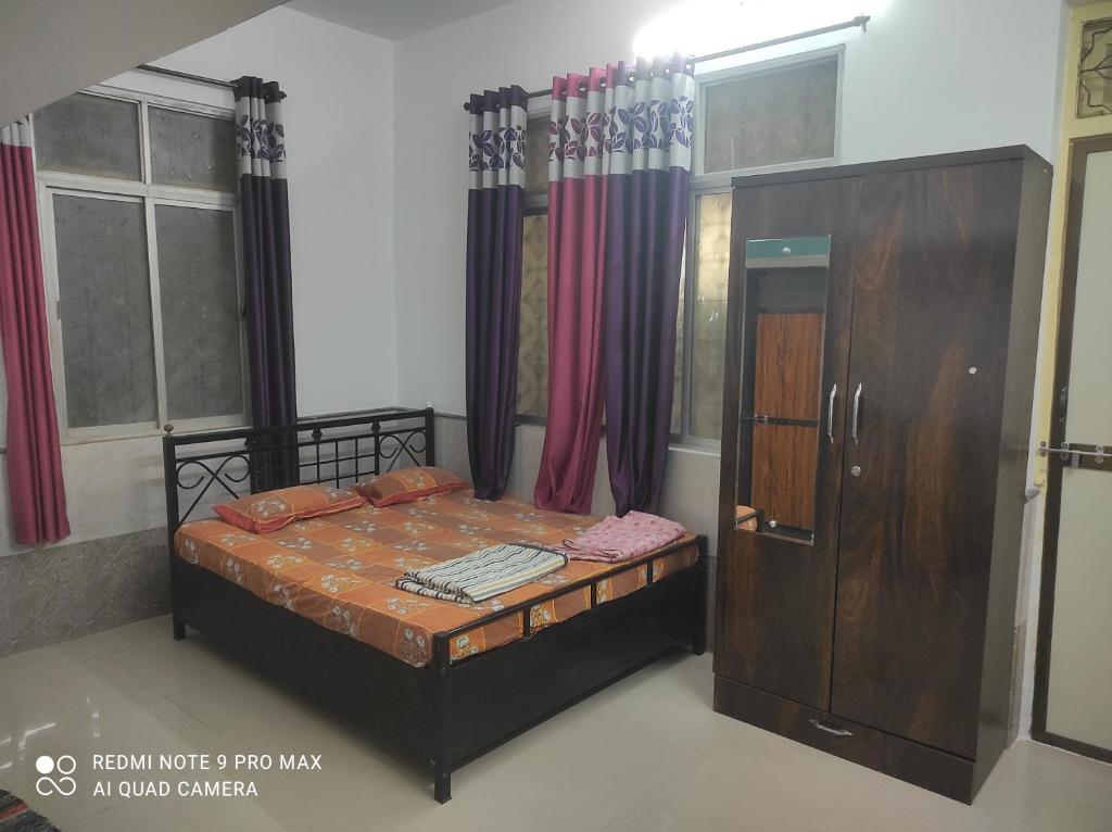 Postel nebo postele na pokoji v ubytování Swanand Home Stay