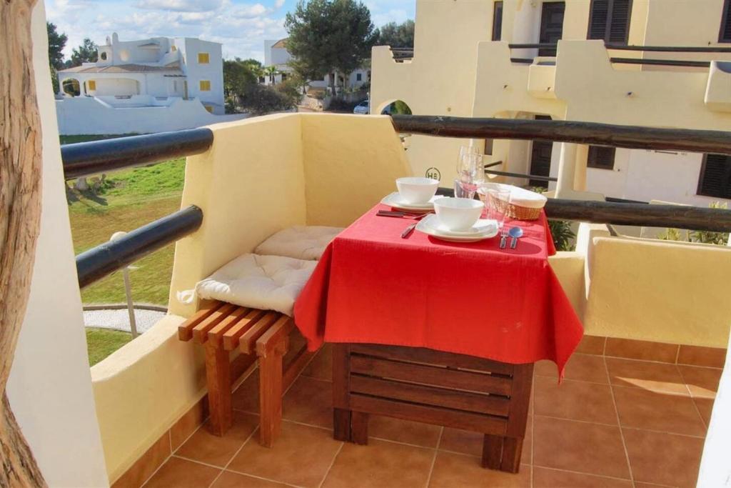 Modern Apartment in Alvor with Shared Pool (70 m²) - Housity