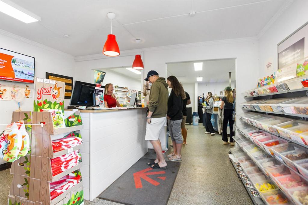 Supermarket nebo jiné obchody v  kempu nebo okolí