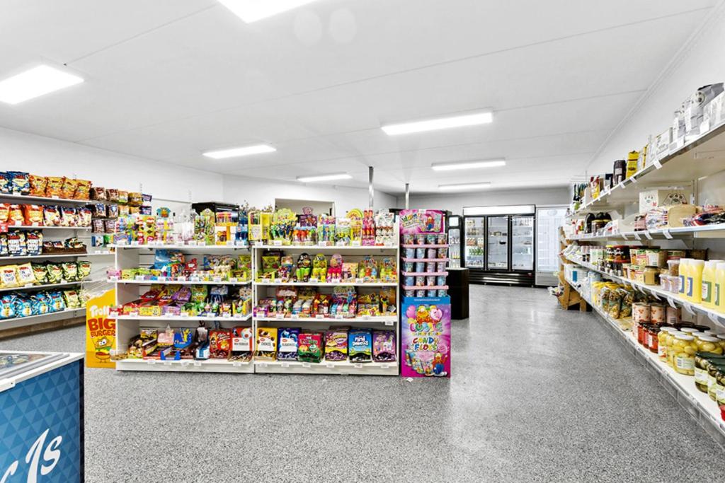 Supermarket nebo jiné obchody v  kempu nebo okolí