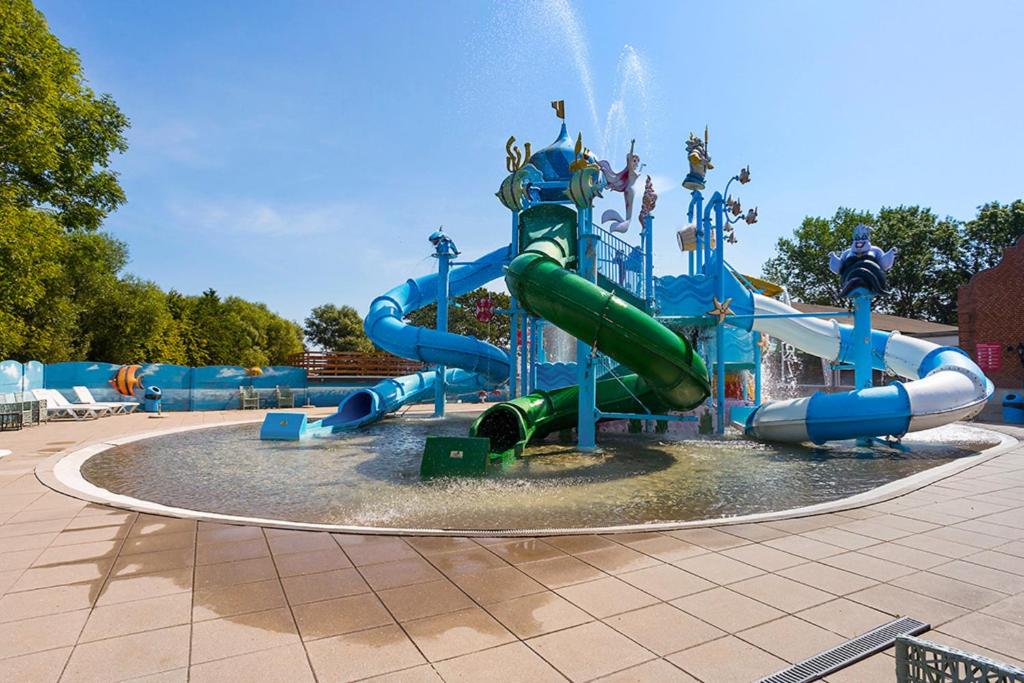 Bazén v ubytování First Camp Bøsøre Strand Feriepark nebo v jeho okolí
