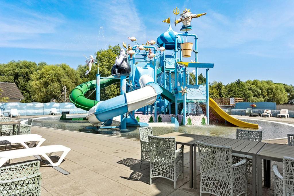 Bazén v ubytování First Camp Bøsøre Strand Feriepark nebo v jeho okolí