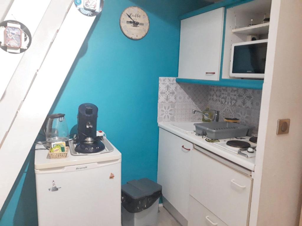 Kuchyňa alebo kuchynka v ubytovaní Charmant appartement avec loggia à Saint-Hilaire-de-Riez - 18 m²