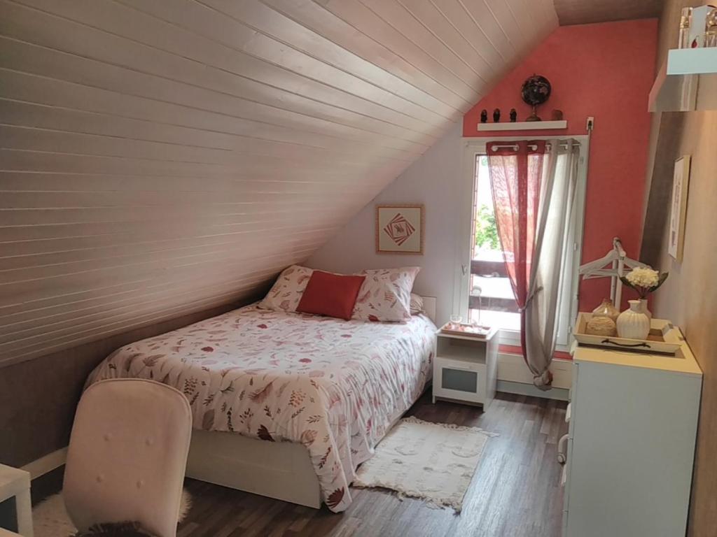 Postel nebo postele na pokoji v ubytování Chambre au calme Arradon