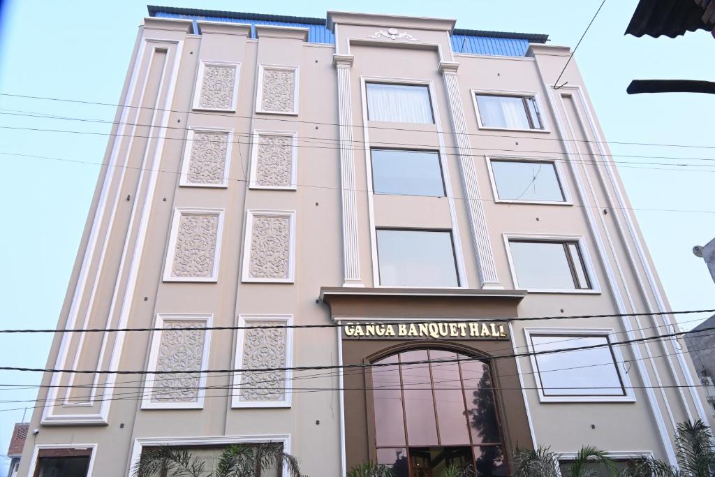 バラナシにあるHotel The Rising Banarasのジャイプール市の建物