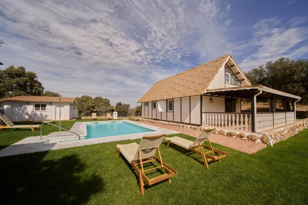 アンテケラにあるCasa de campo, Antequeraの庭にスイミングプールがある家