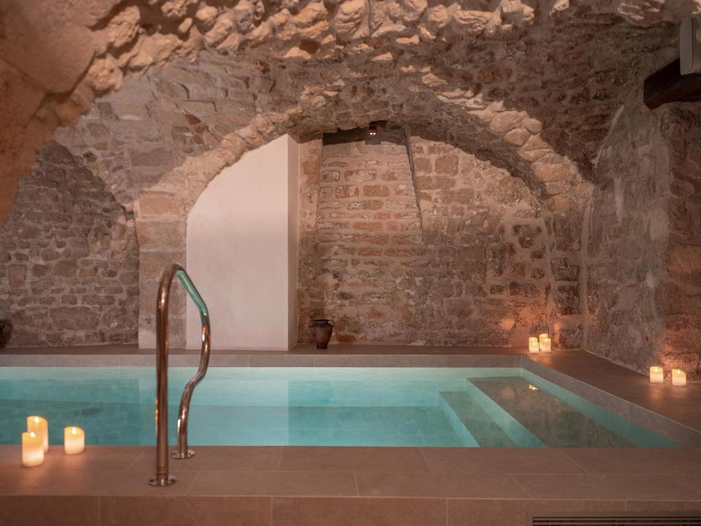 Bazén v ubytování Hotel Madeleine De Senlis nebo v jeho okolí