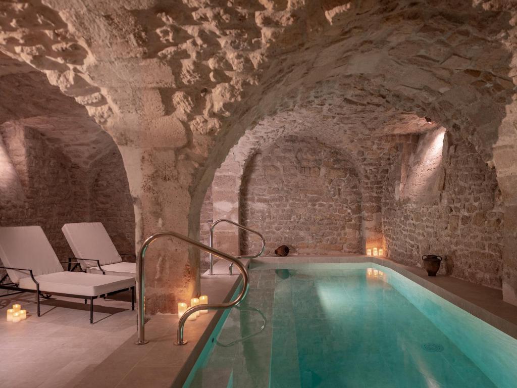 Bazén v ubytování Hotel Madeleine De Senlis nebo v jeho okolí