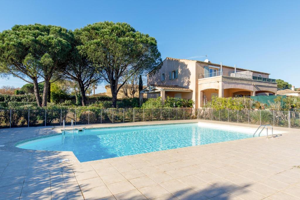 una piscina frente a una casa en La Petite Grimaud YourHostHelper, en Grimaud