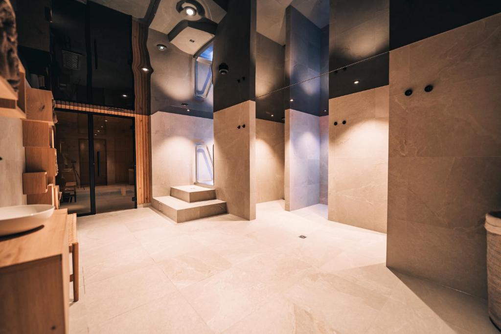Postel nebo postele na pokoji v ubytování Swiss Alpine Hotel Allalin