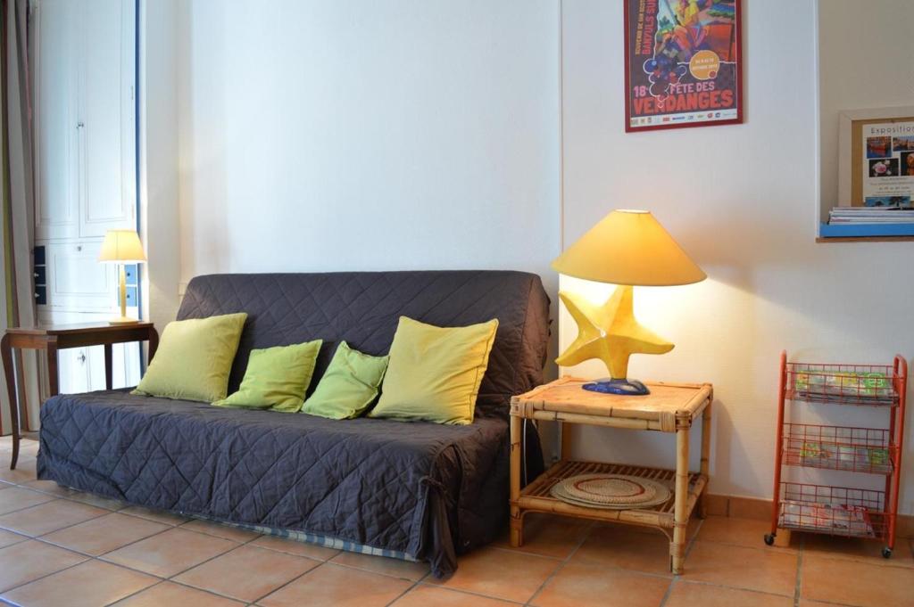 - un canapé dans le salon avec une lampe sur une table dans l'établissement Appart 2 pièces 4 couchages BANYULS SUR MER BN260-201, à Banyuls-sur-Mer