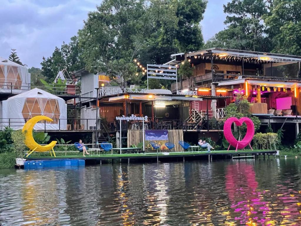 Výhled na řeku, která protéká v blízkosti luxury tent