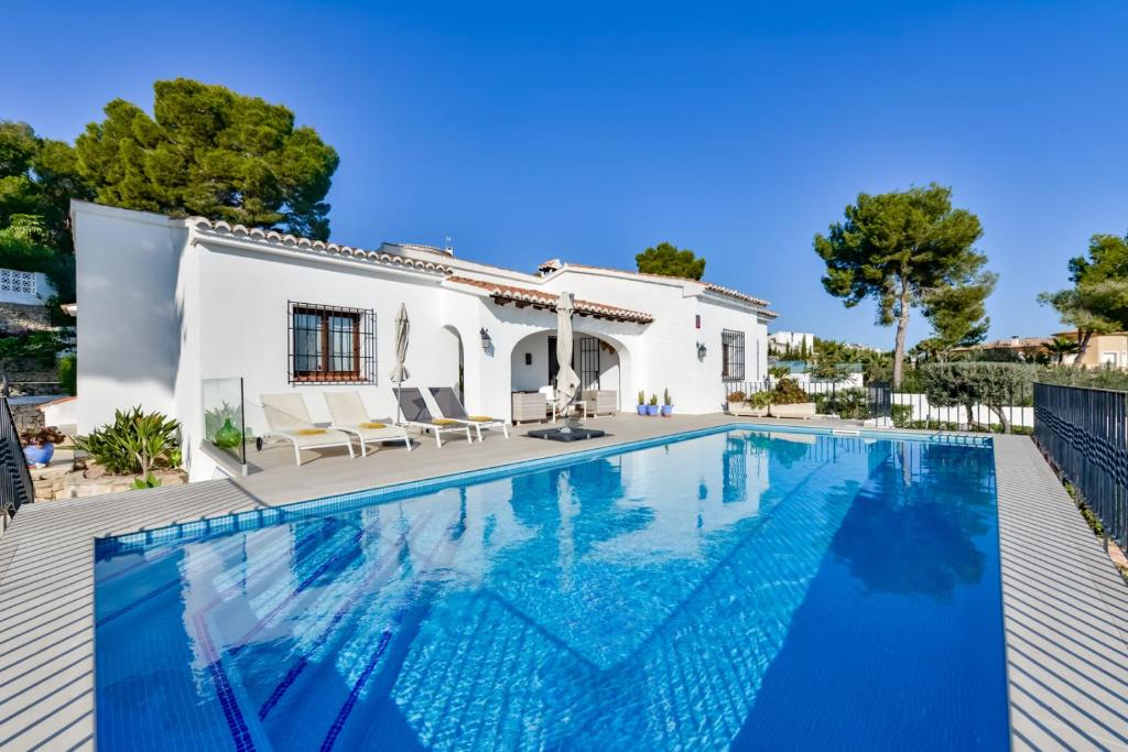 een villa met zwembad voor een huis bij Villas Guzman - Olga in Moraira