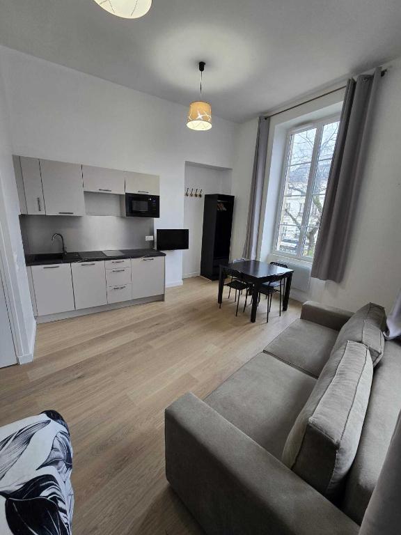 un salon avec un canapé et une table dans l'établissement Studio Grands Boulevards, à Paris