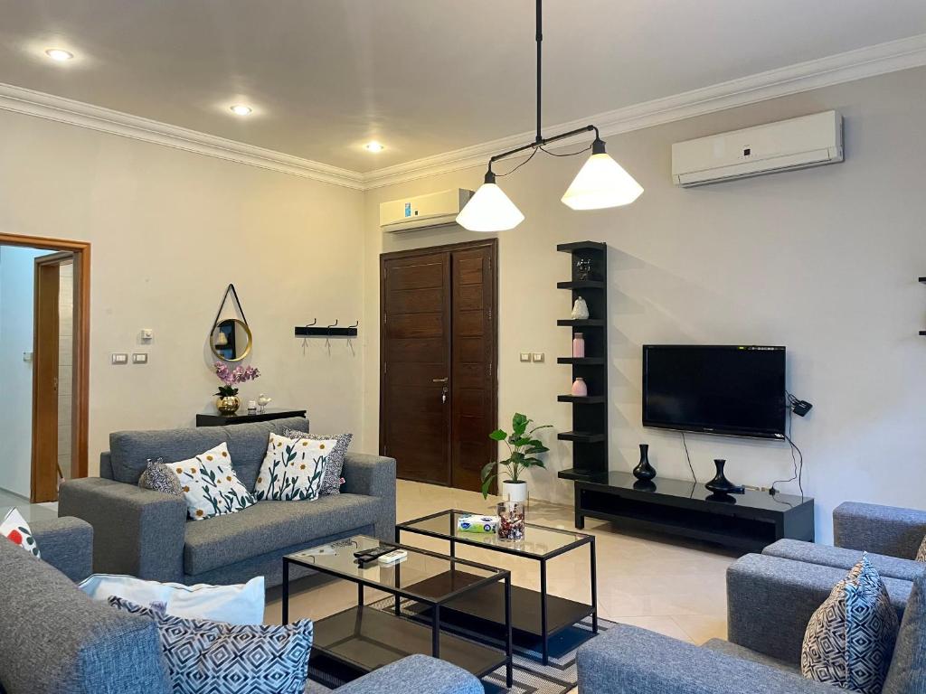 Posezení v ubytování Contemporary Semi Villa Apartment with Private Entrance in Khalda