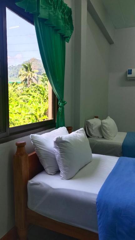 Postel nebo postele na pokoji v ubytování Mountain View Hostel - Krabi Airport near Wat ThamSuea