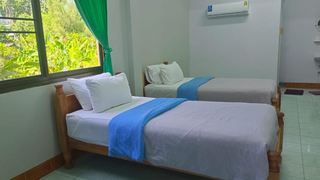 Postel nebo postele na pokoji v ubytování Mountain View Hostel - Krabi Airport near Wat ThamSuea