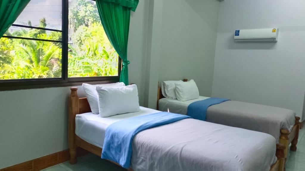 Postel nebo postele na pokoji v ubytování Mountain View Hostel - Krabi Airport near Wat ThamSuea