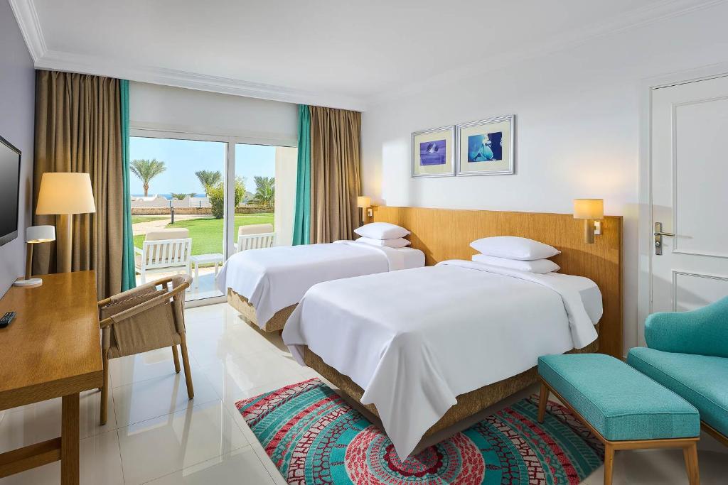 Postel nebo postele na pokoji v ubytování Renaissance Sharm El Sheikh Golden View Beach Resort