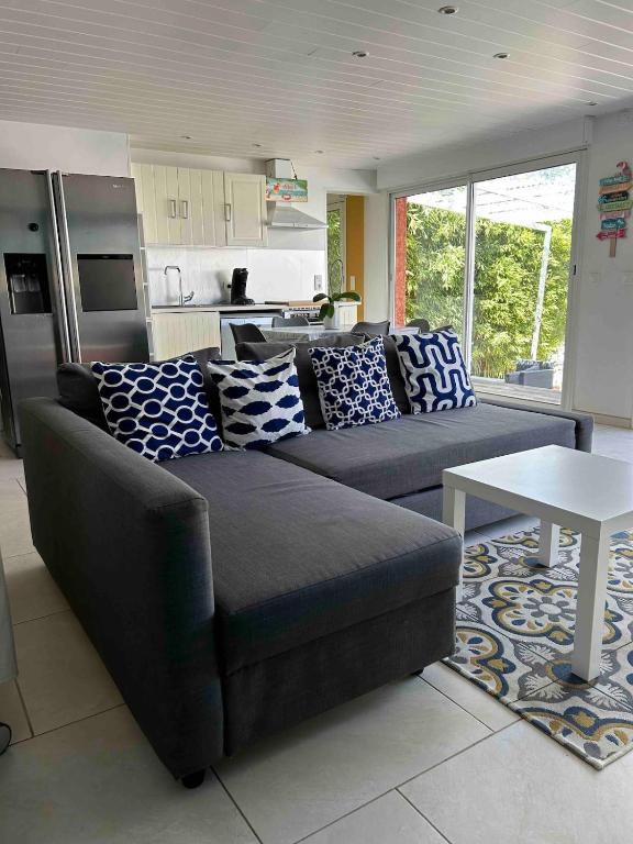 un salon avec un canapé et une table dans l'établissement Spa et Palmeraie Evasion Couples, à Roquebrune-sur Argens