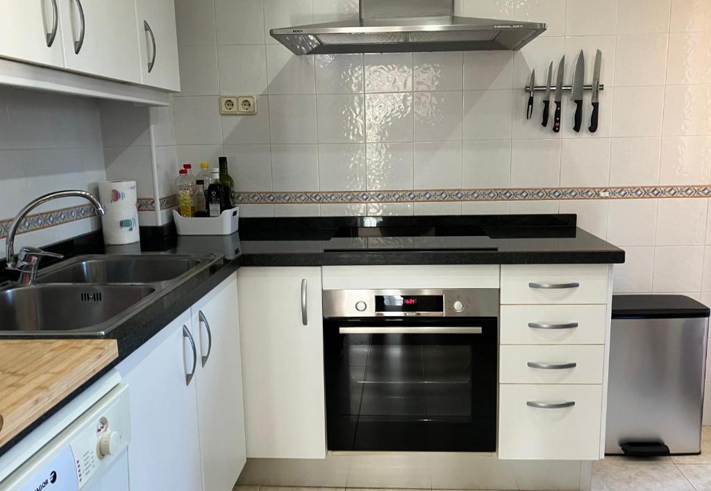 Kuchyň nebo kuchyňský kout v ubytování Oasis Costalita Estepona I