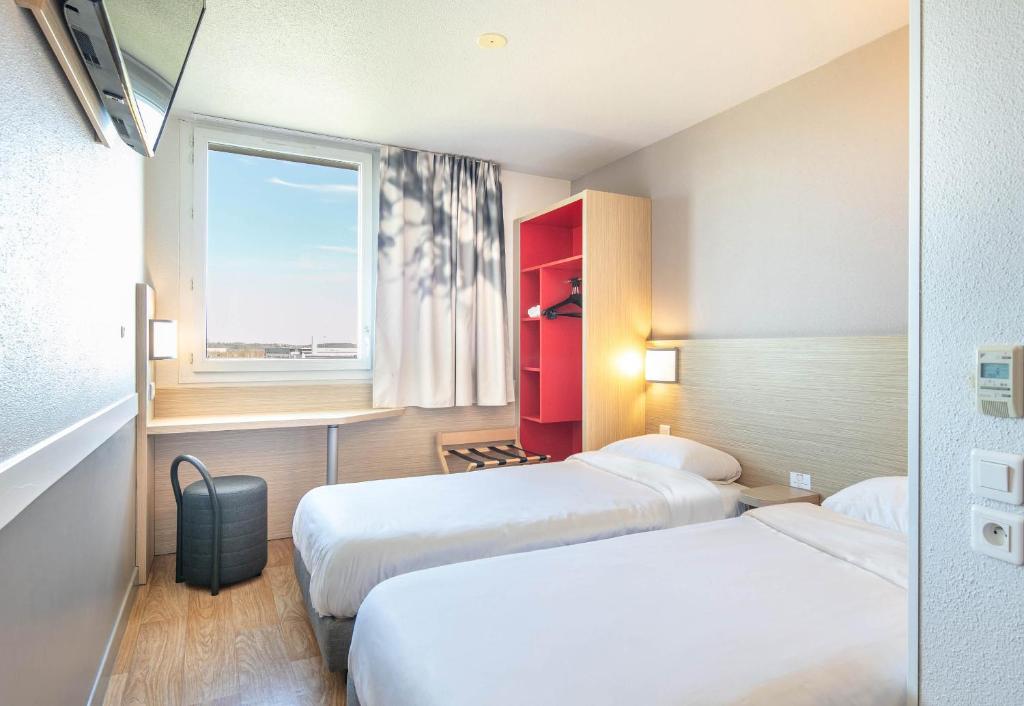 Postel nebo postele na pokoji v ubytování B&B HOTEL Lyon Aéroport Saint-Quentin-Fallavier