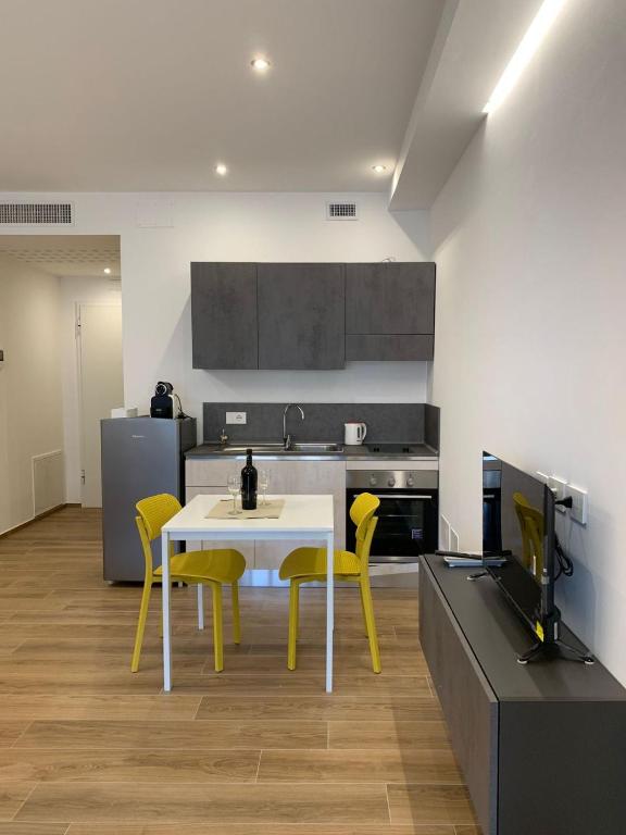 A kitchen or kitchenette at Trase & Isse Holiday Home