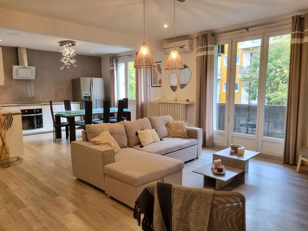 un salon avec un canapé et une table dans l'établissement 1 avenue maurice blondel - T4 centre-ville, à Aix-en-Provence